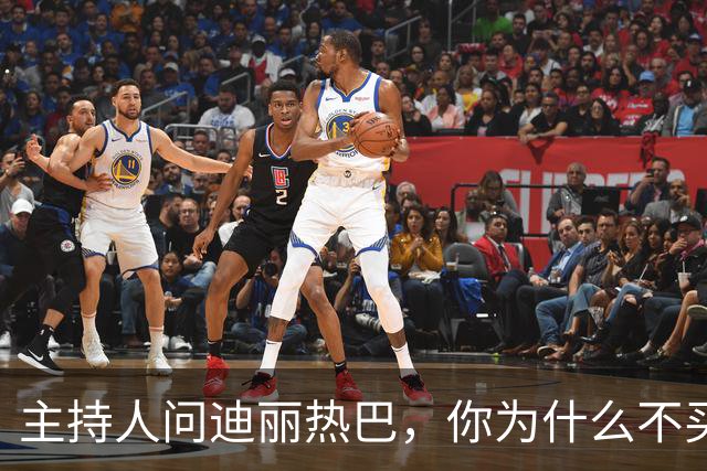 主持人问迪丽热巴，你为什么不买房。她说，没必要买房，我一年飞一百多次，三天两头换城市，买房干什么，买个房子专门放行李箱吗？